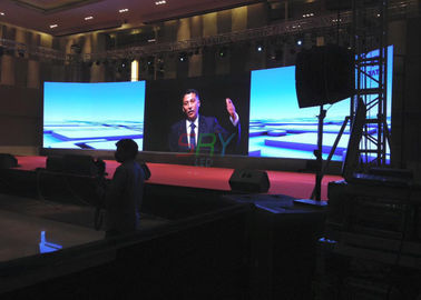 El alto brillo a todo color P3.91 curvó el tablero de pantallas del LED para la conferencia proveedor